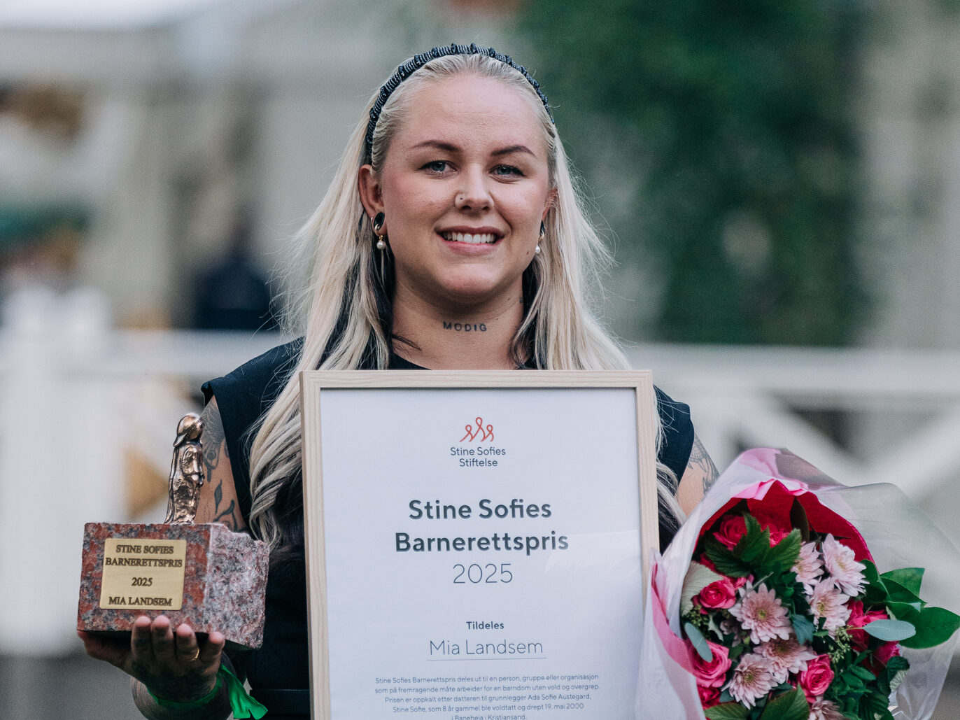 Mia Landsem holder pris og smiler til kamera. foto.