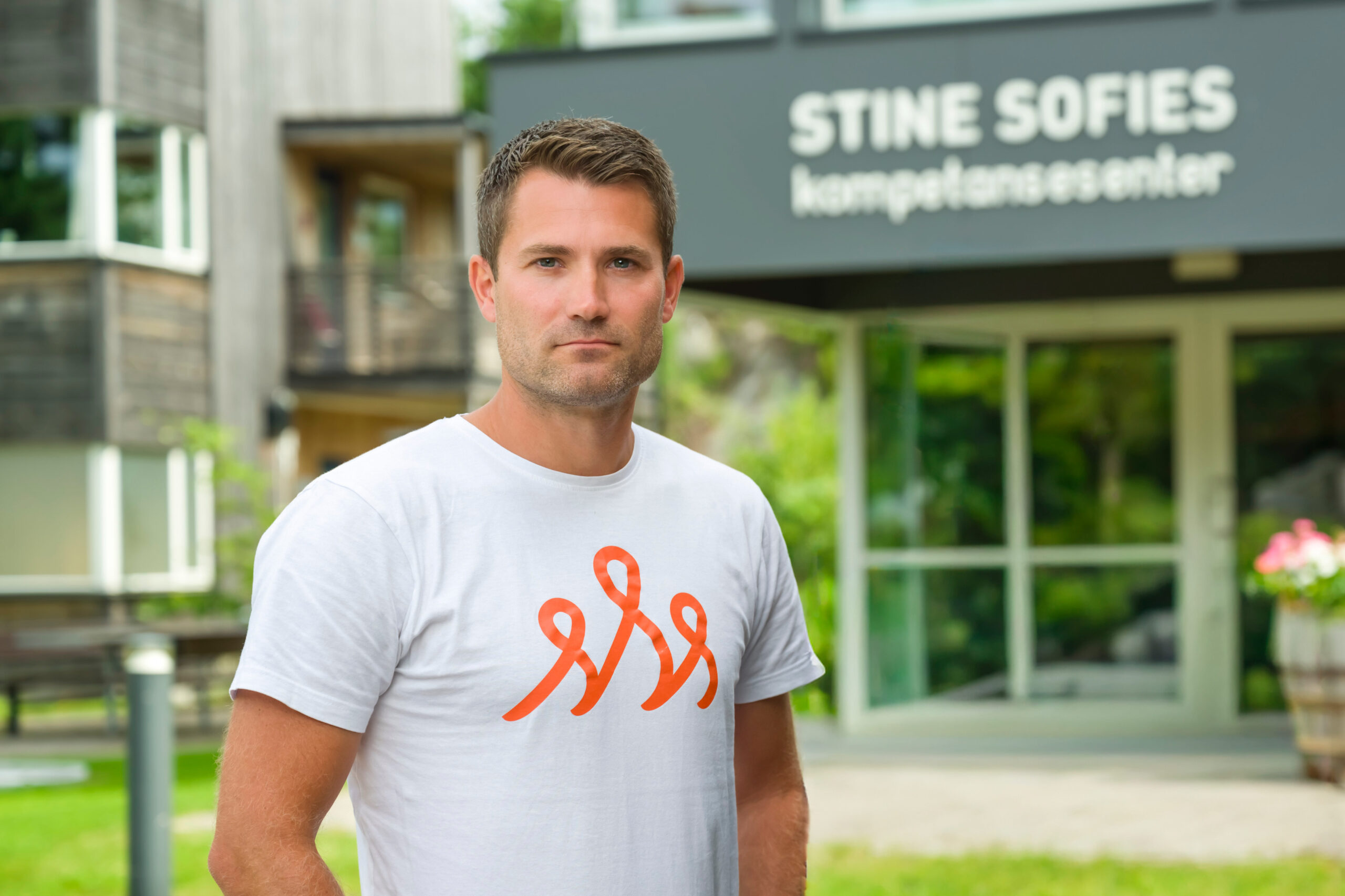 Leder av Stine Sofie Senteret, Nils Bjørn Olsbu, ser alvorlig i kamera. Foto.