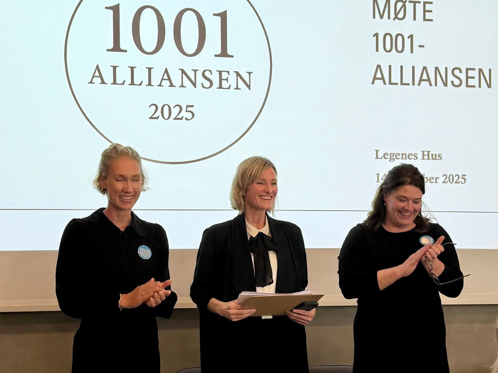 Inga Marte smiler på scenen under lanseringen av 1001-alliansen. Foto.