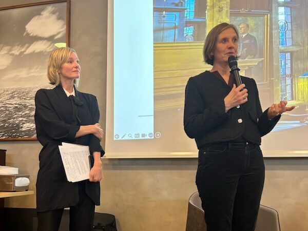 Kjersti Toppe snakker i en mikrofon på arrangementet. Foto.