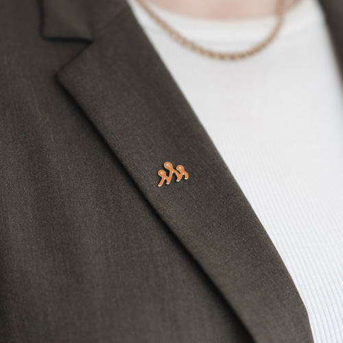 Pin festet på en sort blazer