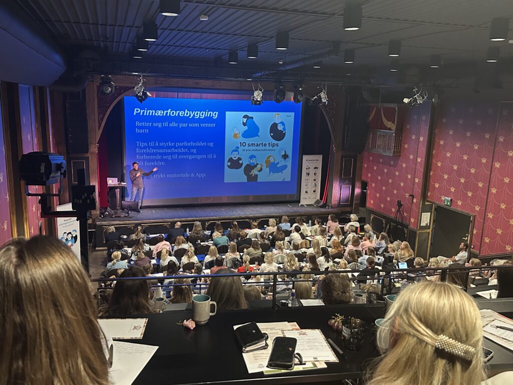 fullsatt sal med 150 ressurspersoner