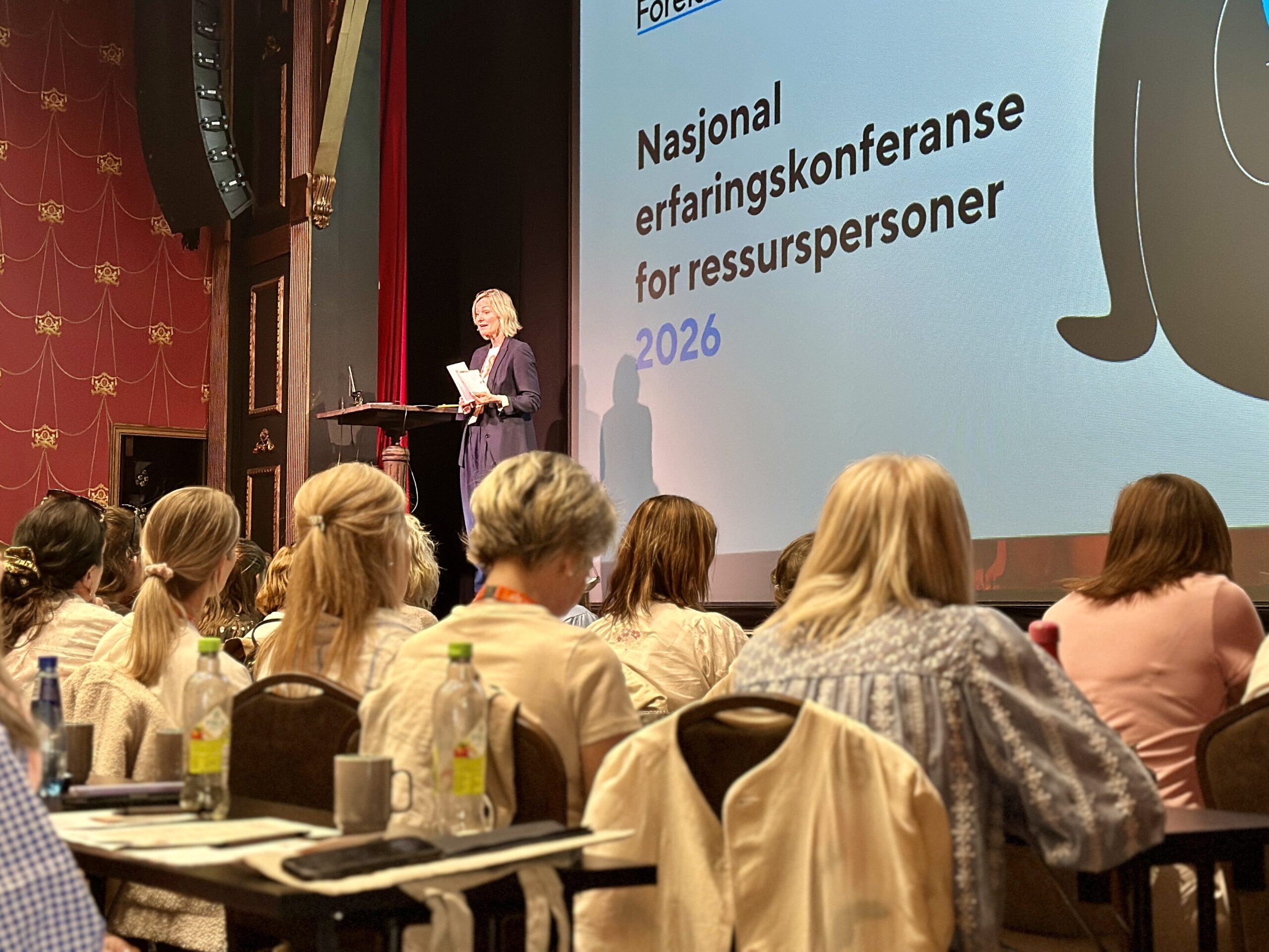 Inga Marte Thorkildsen på scenen under Erfaringskonferansen