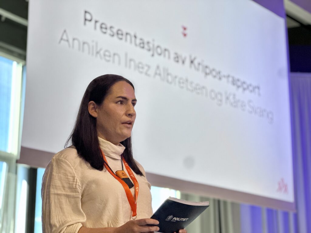 Anniken Inez Albretsen fra Kripos snakker til publikum. foto