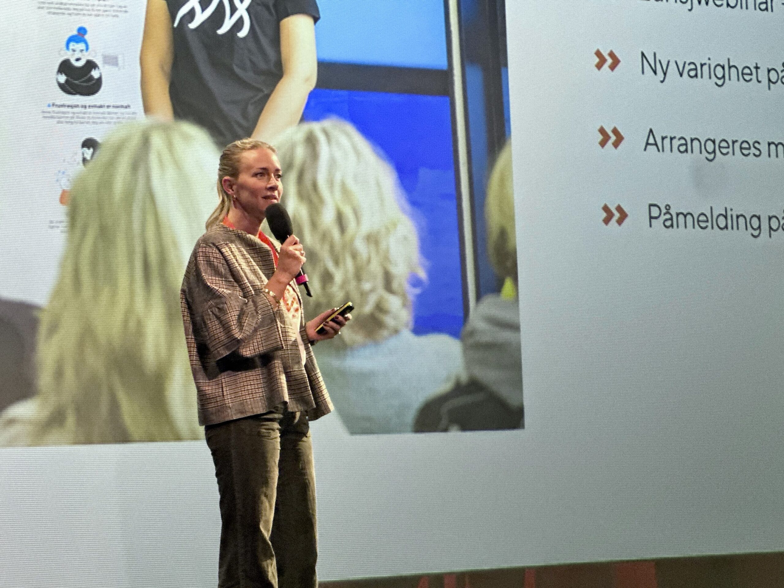 Rådgiver Christine Øygarden snakker til publikum.