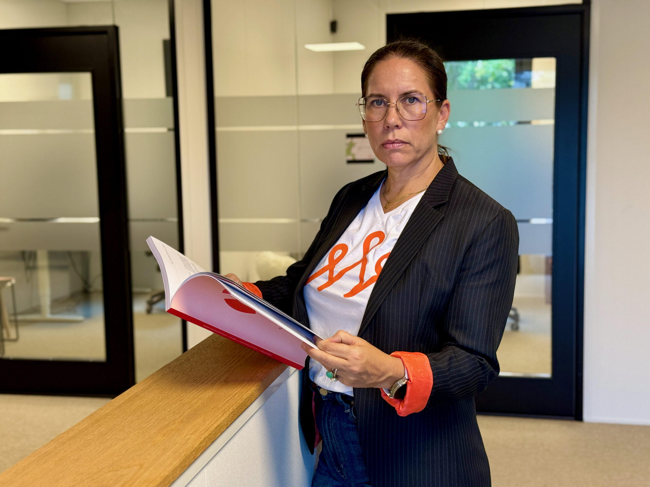 alvorlig dame med rapport